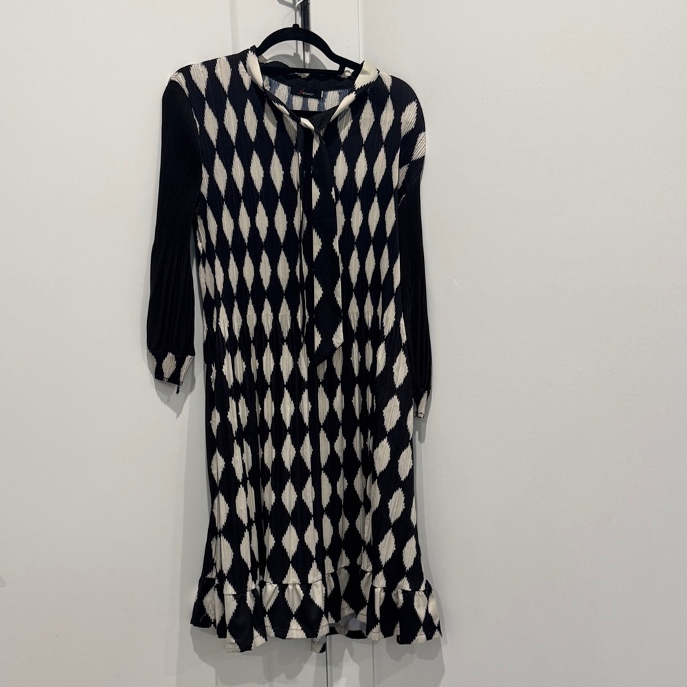 Chic Black and White Geometric Long Sleeve Dress